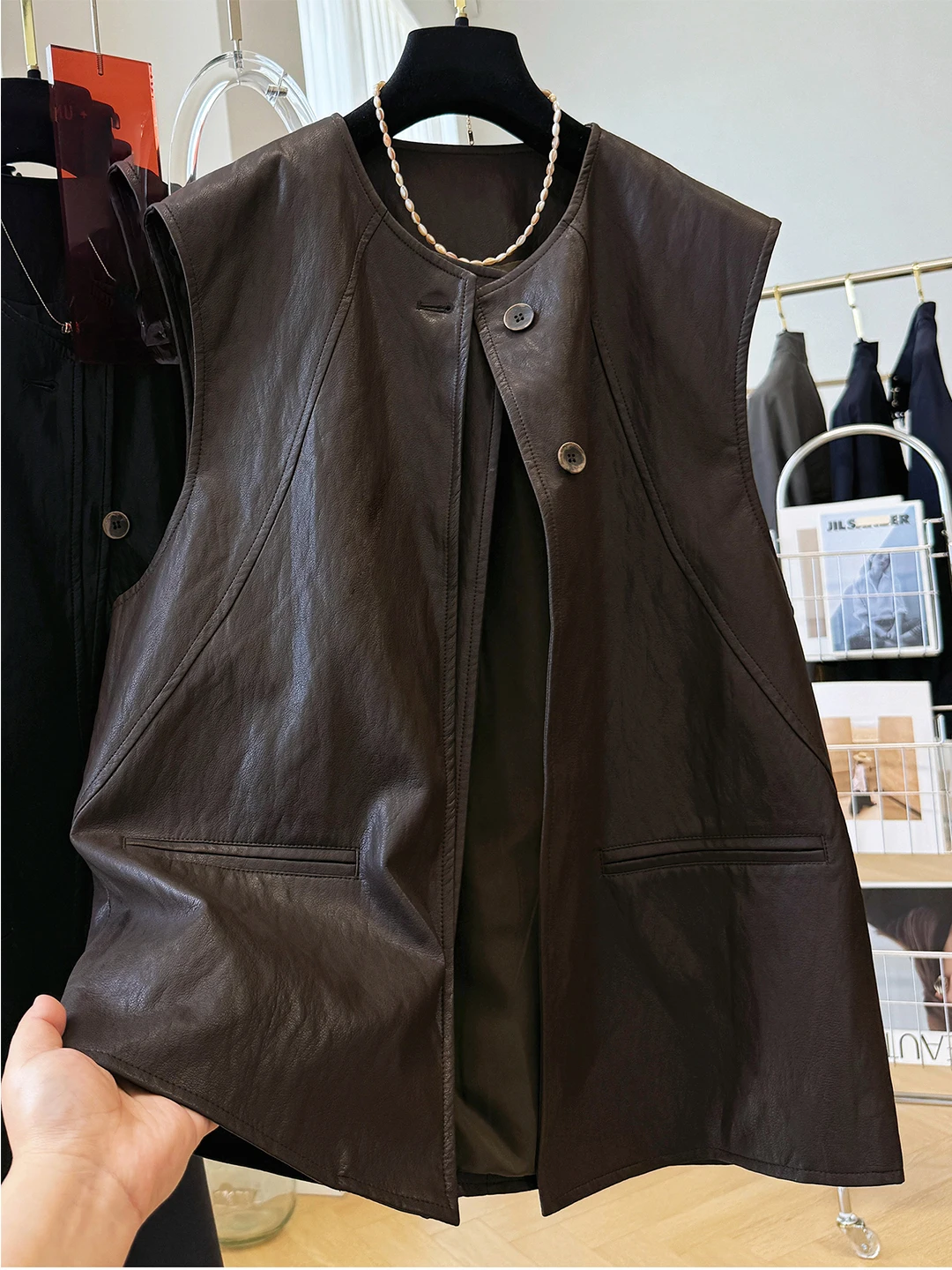 

Ретро жилет из искусственной кожи, женский свободный многослойный круглый верхняя одежда Ne Svel, топ на пуговицах, обычная длина, чистый цвет