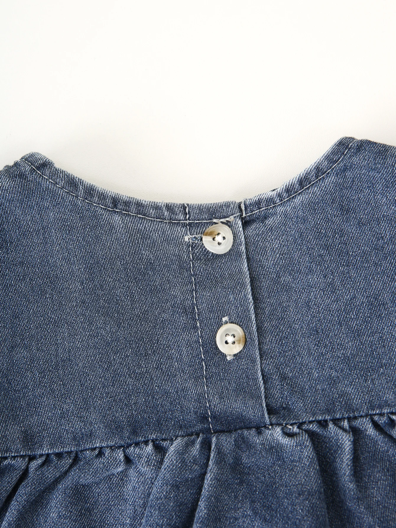 Abito da bambina in denim con maniche a volant larghe e casual Wash blu. Ricamo floreale alla moda dolce