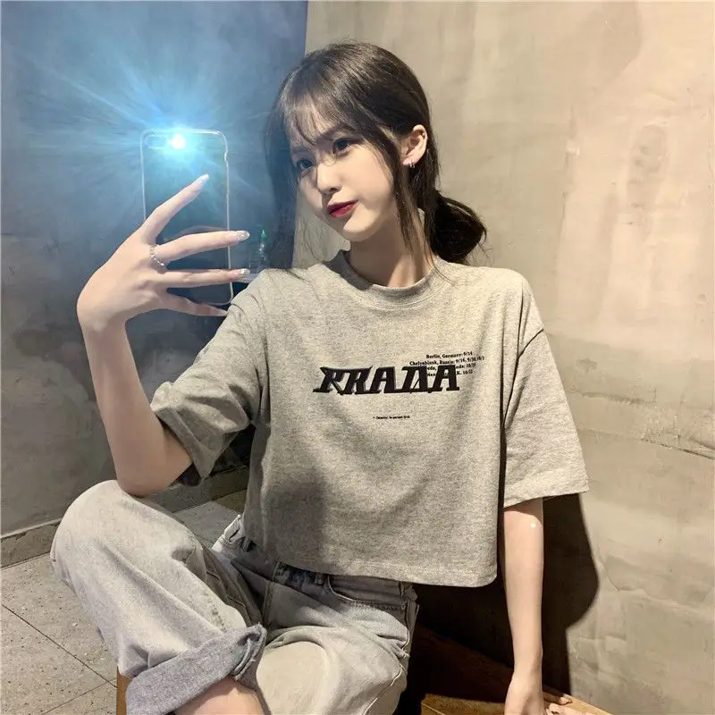 تي شيرت نسائي قصير الأكمام من الدانتيل الجمالي الكوري مريح فضفاض مناسب للتنفس يومي أنثوي ملابس الشارع الشهير