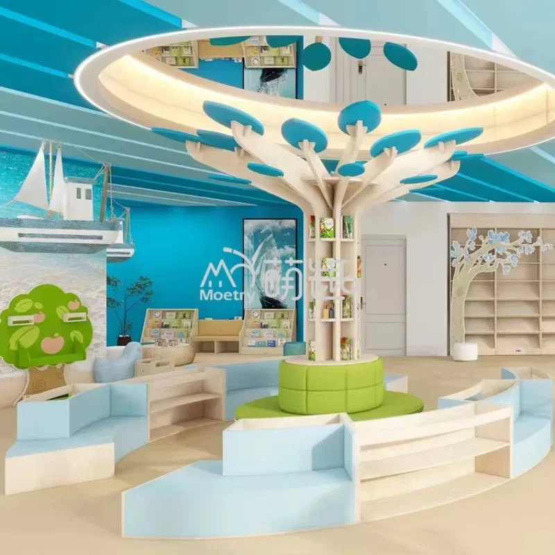 رف كتب على شكل شجرة بتصميم خالٍ من الحركة لمكتبة الرعاية النهارية للأطفال، تصميم غرفة القراءة، موضوع شاطئ الغابة