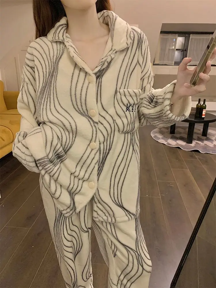 Pigiama da donna elegante a righe irregolari francesi Autunno Inverno addensato in pile di corallo caldo abbigliamento casual di fascia alta per la casa 2025