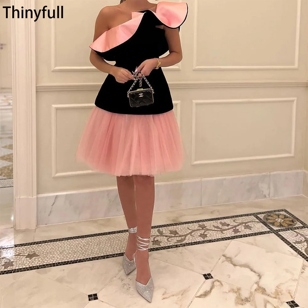 

Thinyfull Black Pink Short Prom Dresses Ruffles One Shoulder Party Celebrate Gowns Knee Length Homecoming Cocktail Dresses Dubai