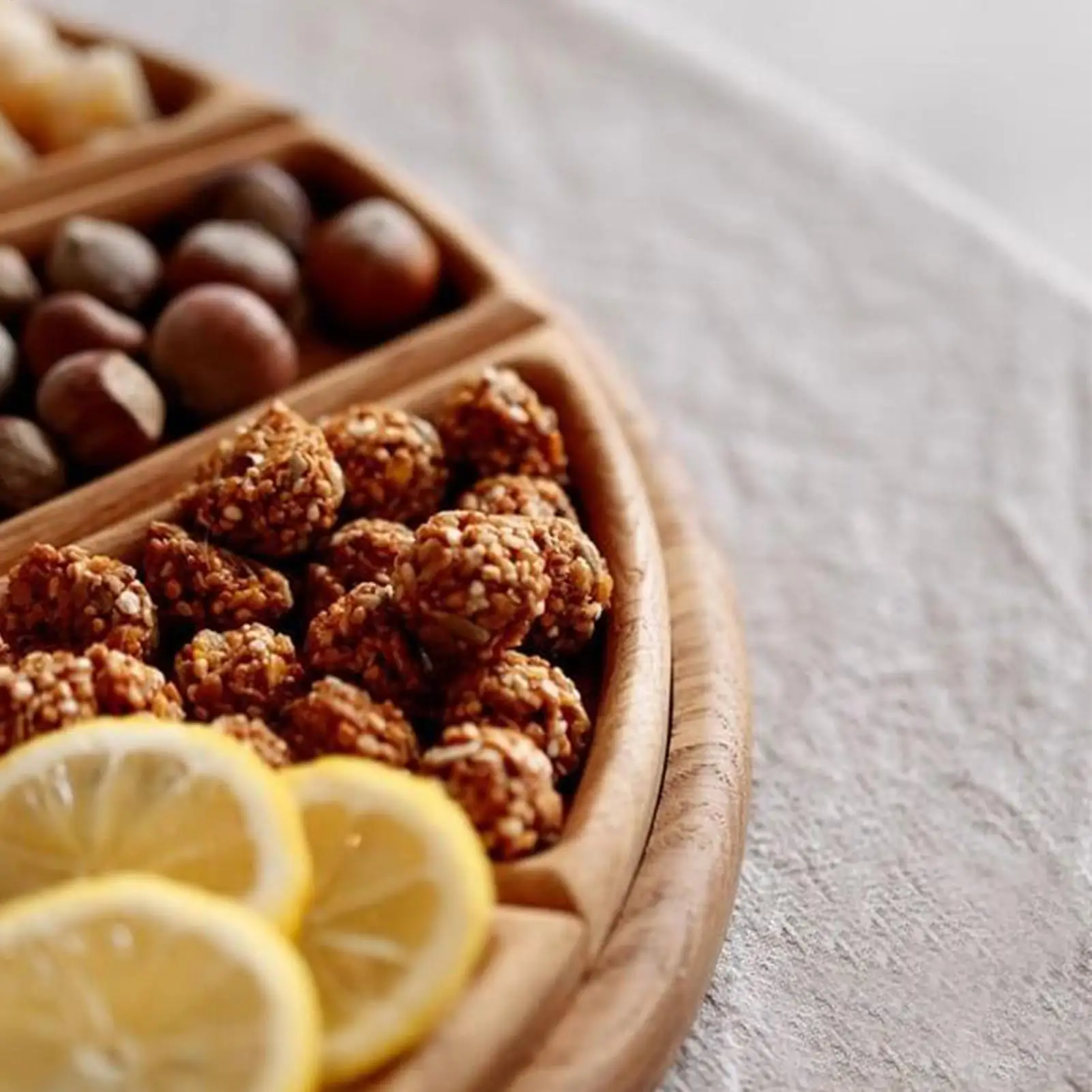 

Деревянный сервировочный поднос, поднос для еды, сервировочное блюдо со съемными разделителями, доска для мясных изделий, домашний декор для кладовой, организация, кухня