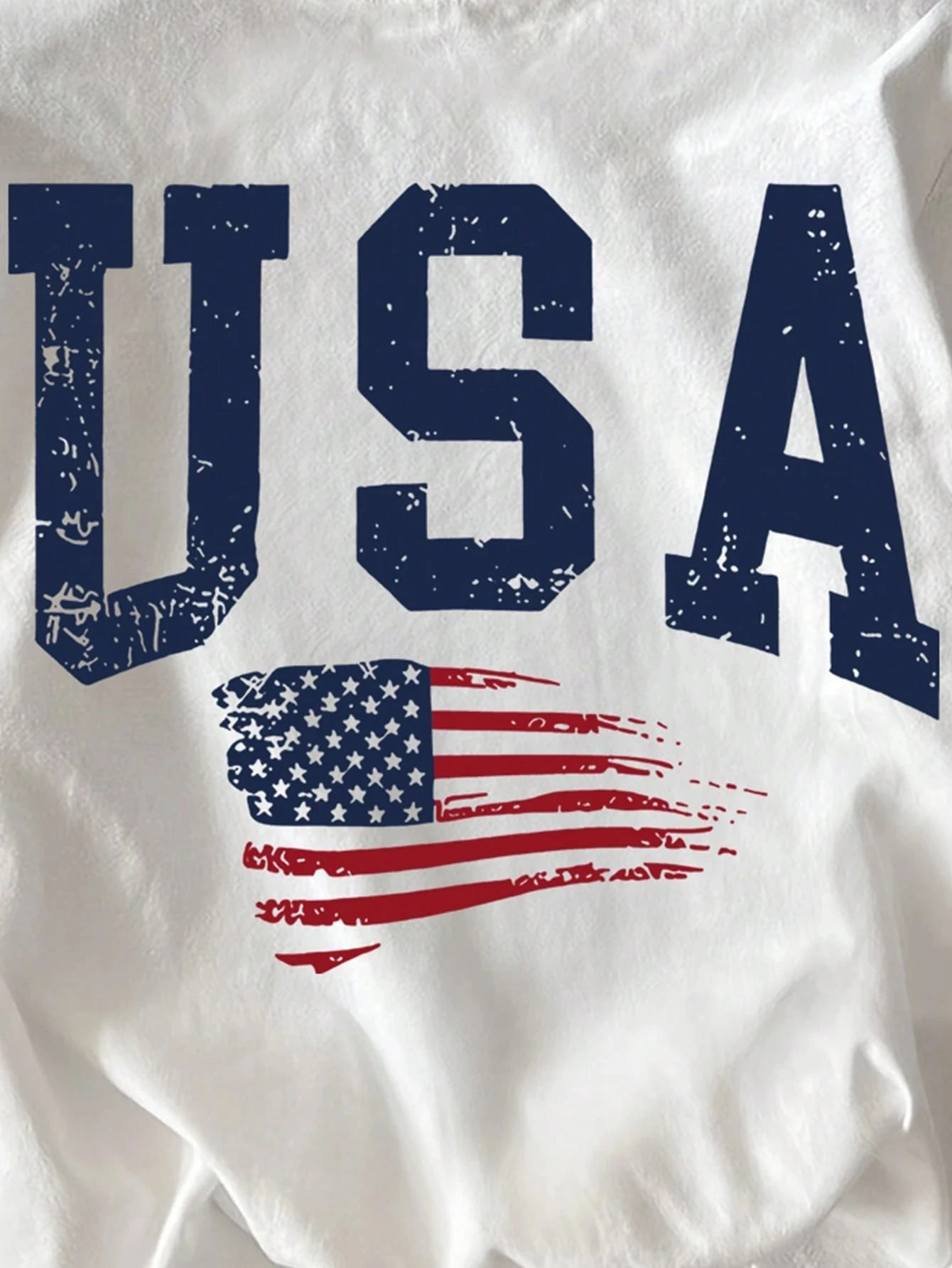 大胆な USA プリントとアメリカ国旗モチーフを備えたプラスサイズのトレンディな T シャツ