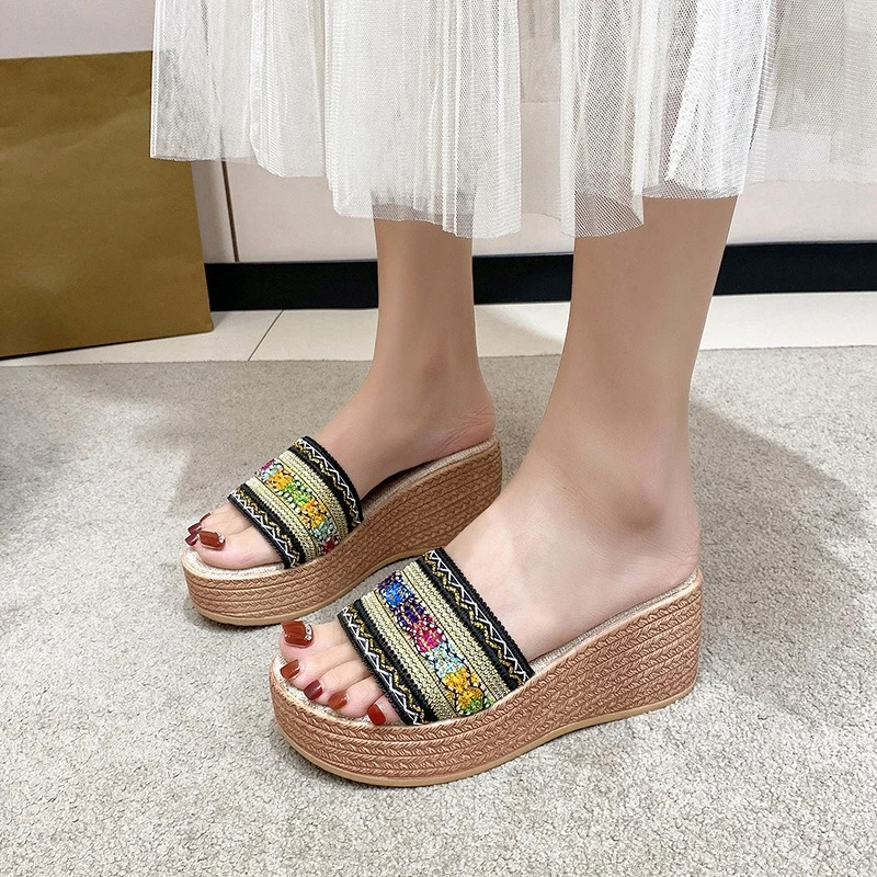 شباشب مسطحة كبيرة الحجم للنساء في صيف 2025. نمط عطلة بوهيمي للنساء يرتدي شباشب 35-43