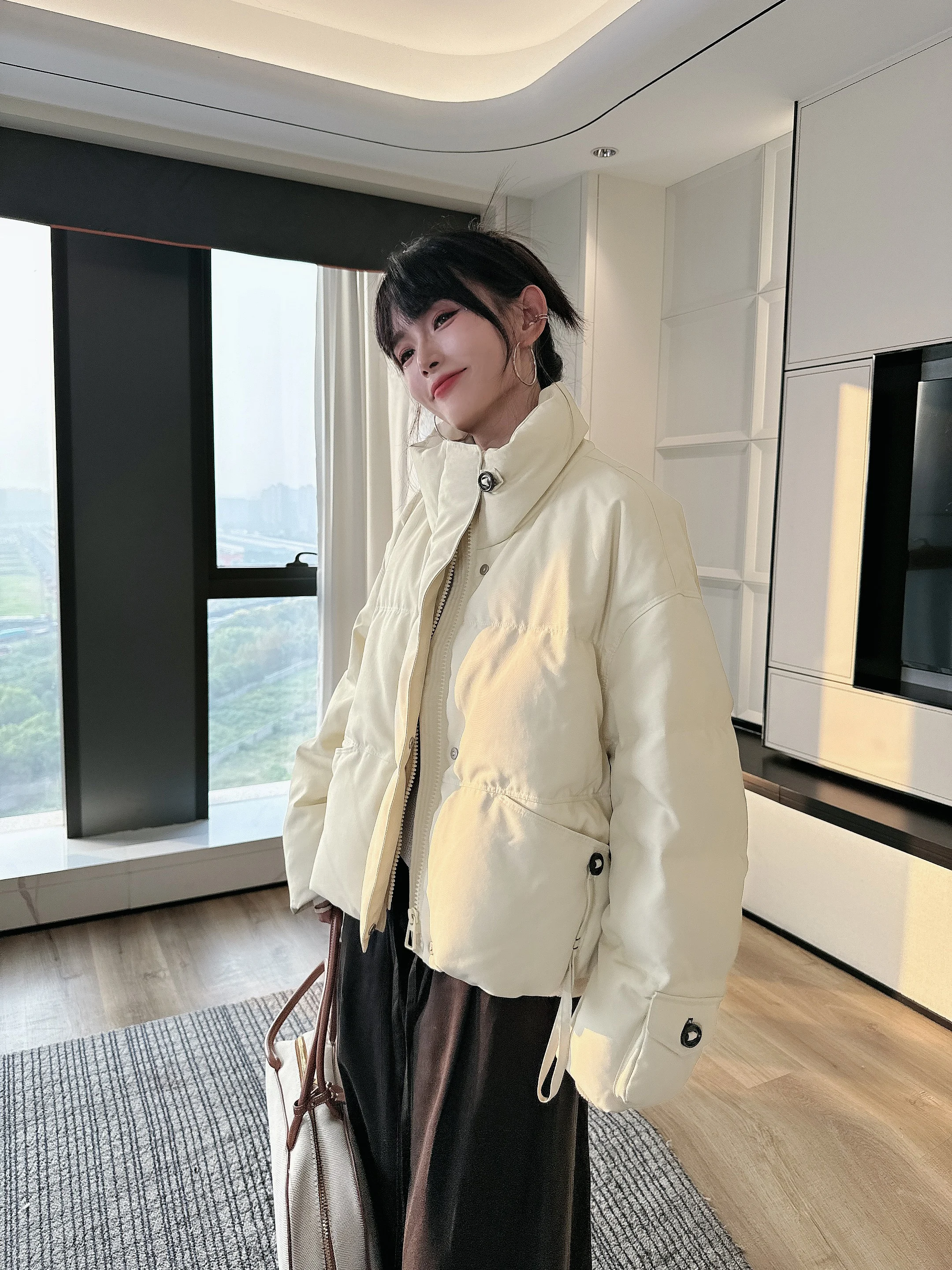 

Желтая утепленная куртка-пуховик женская зимняя 2025 года, новый дизайн, свободный крой, с белым пухом, воротник-стойка, корейский стиль, теплая.