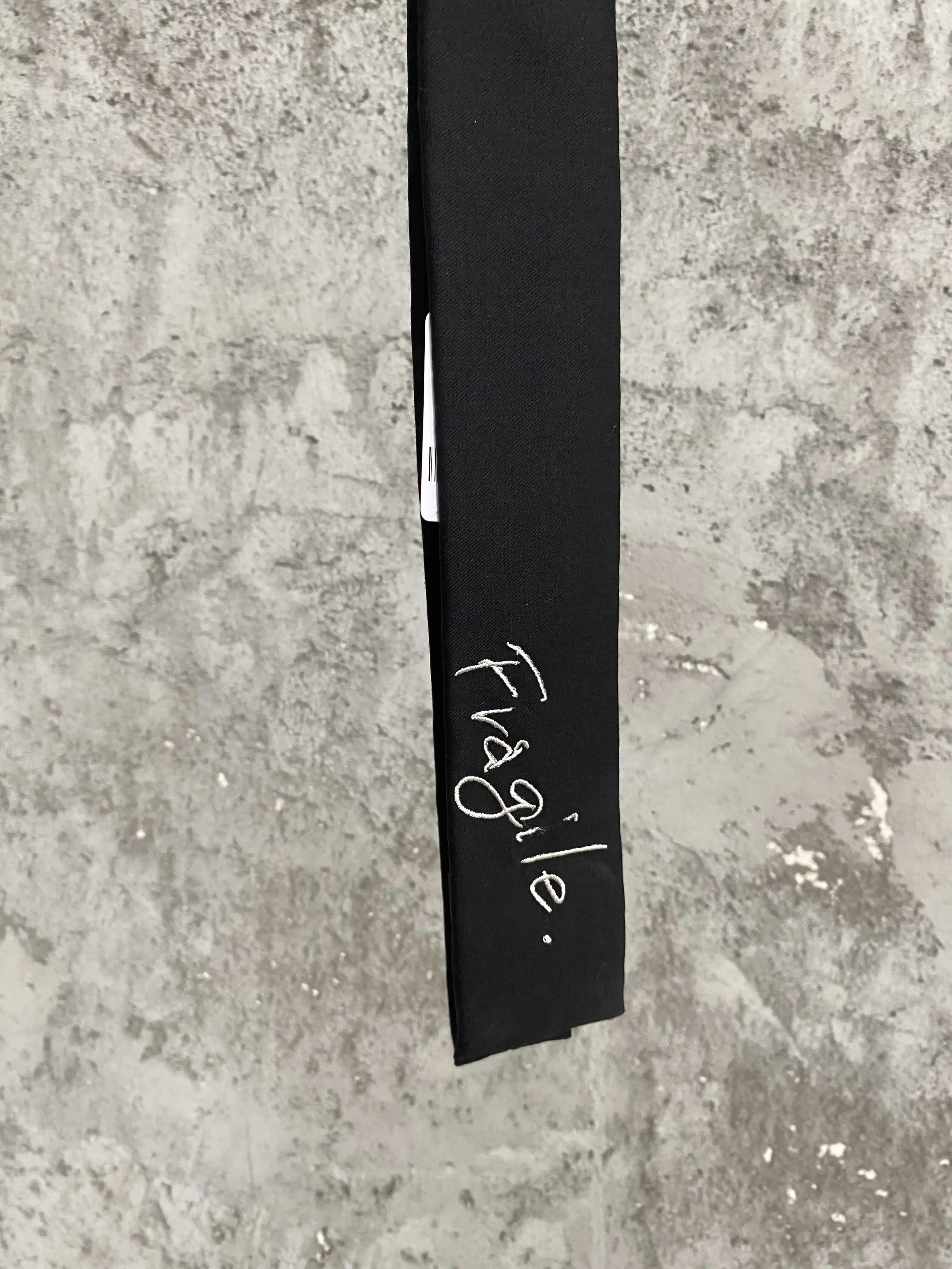 Gabardine embroidered "fragile" wool gabardine square tie