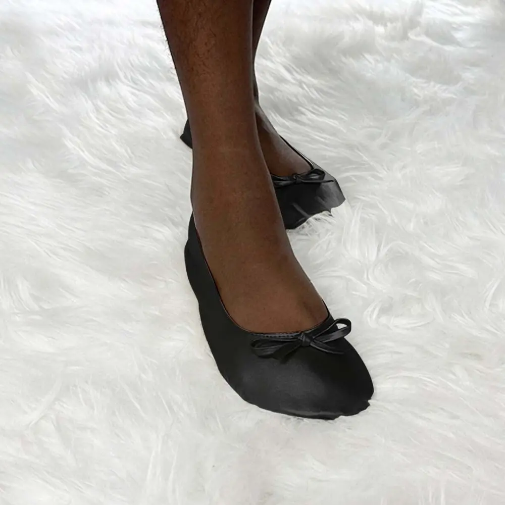 Weiche, tragbare, faltbare Ballerinas, aufrollbare Ballerinas mit runder Zehenpartie, passende Tragetasche, Schleife, Damenkleid, Slipper, Reisen