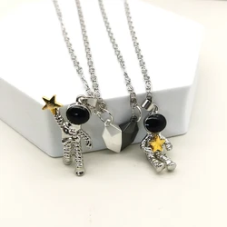 2PCS/set Fashion Astronaut Couple Necklace A Pair of Magnetic Astronaut Pendant Collarbone Chain Valentine Day Gift Jewelry