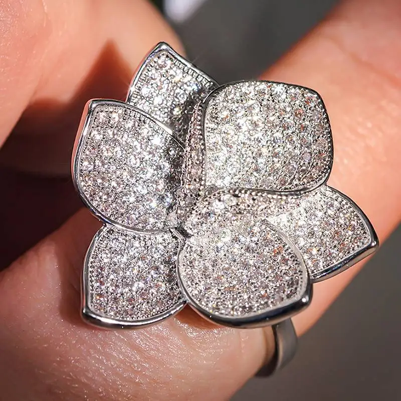 Huitan Große Blume Frauen Ring Voll Funkelnden CZ Wunderschöne Trendy Party Hochzeit Weibliche Accessoires Luxus Charming Schmuck Geschenk