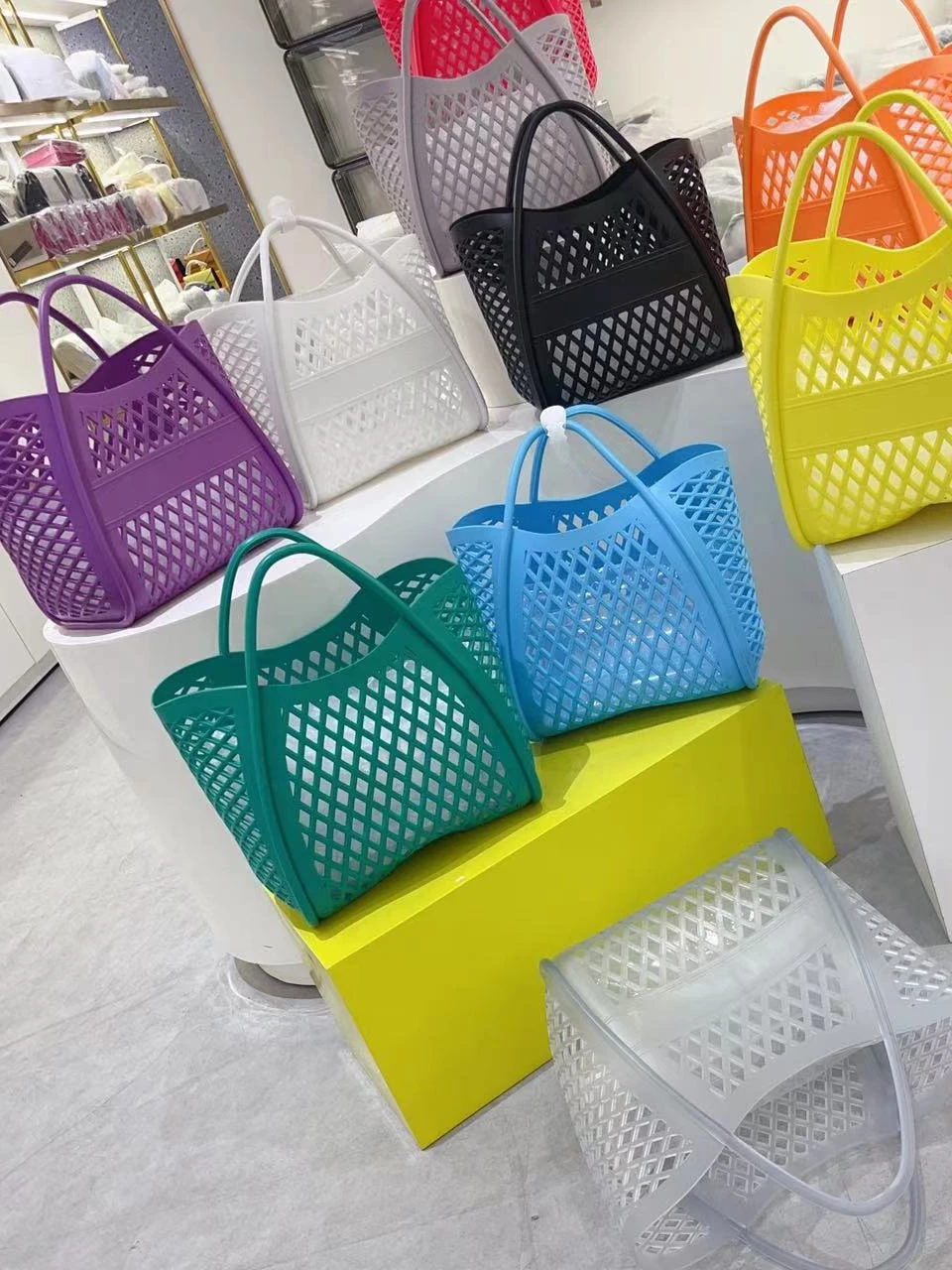 

Silicone Hollow out Jelly Bag Portable Picnic op Basket PVC Beach Bathing ower Toilet Carryall Handbag Large Capaci...