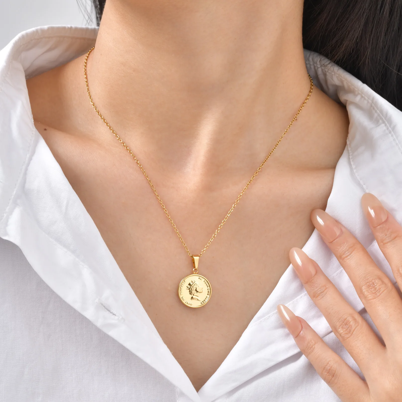 Vintage Queen Elizabeth Medal Pendant Necklace,Stainless Steel Elizabeth Portrait Coin for Women,Goddess Medal Fashion Jewelry