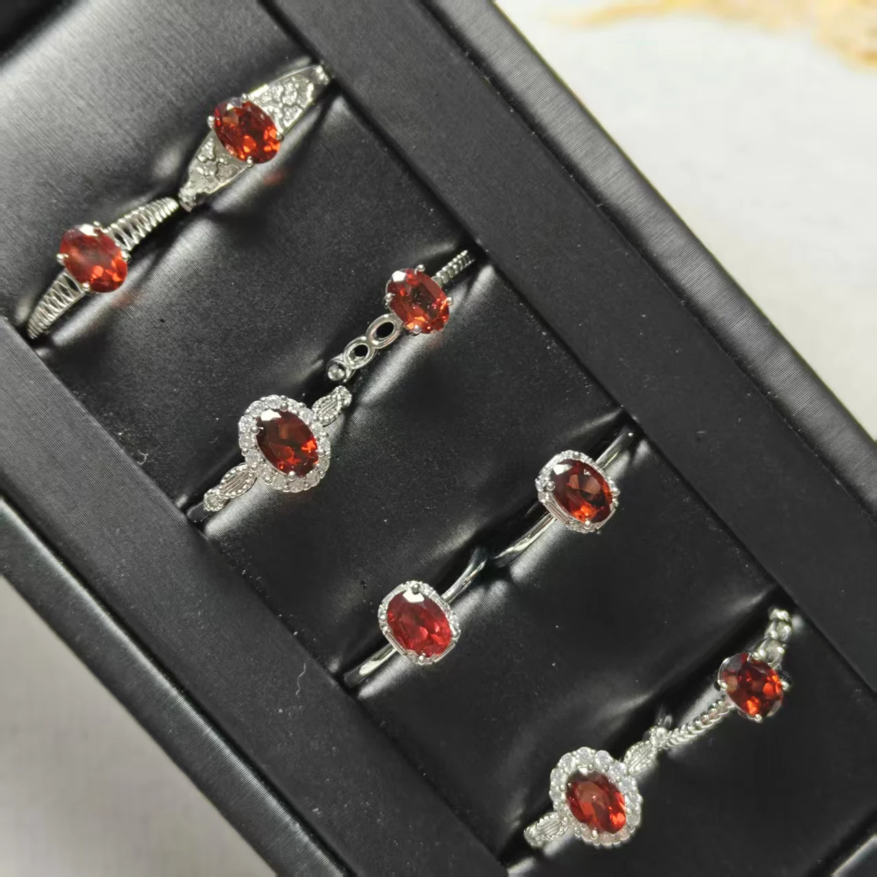Großhandel Natürlicher Neuer Roter Granat Oval Facettiert Verschiedene Arten Ringdesign Trendiger und Vielseitiger Einfacher Live-Ring Paar-Geschenk – Detail 3