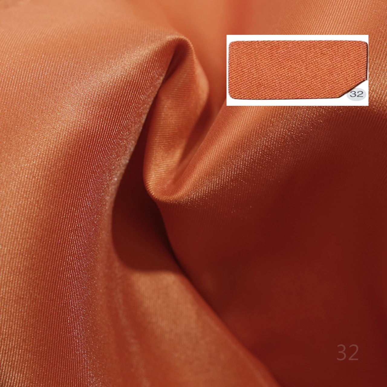 Jasnopomarańczowa satynowa tkanina o wysokim połysku, żywy mikado, miękka tekstura, drapowanie, odporny na zmarszczki materiał na suknię wieczorową