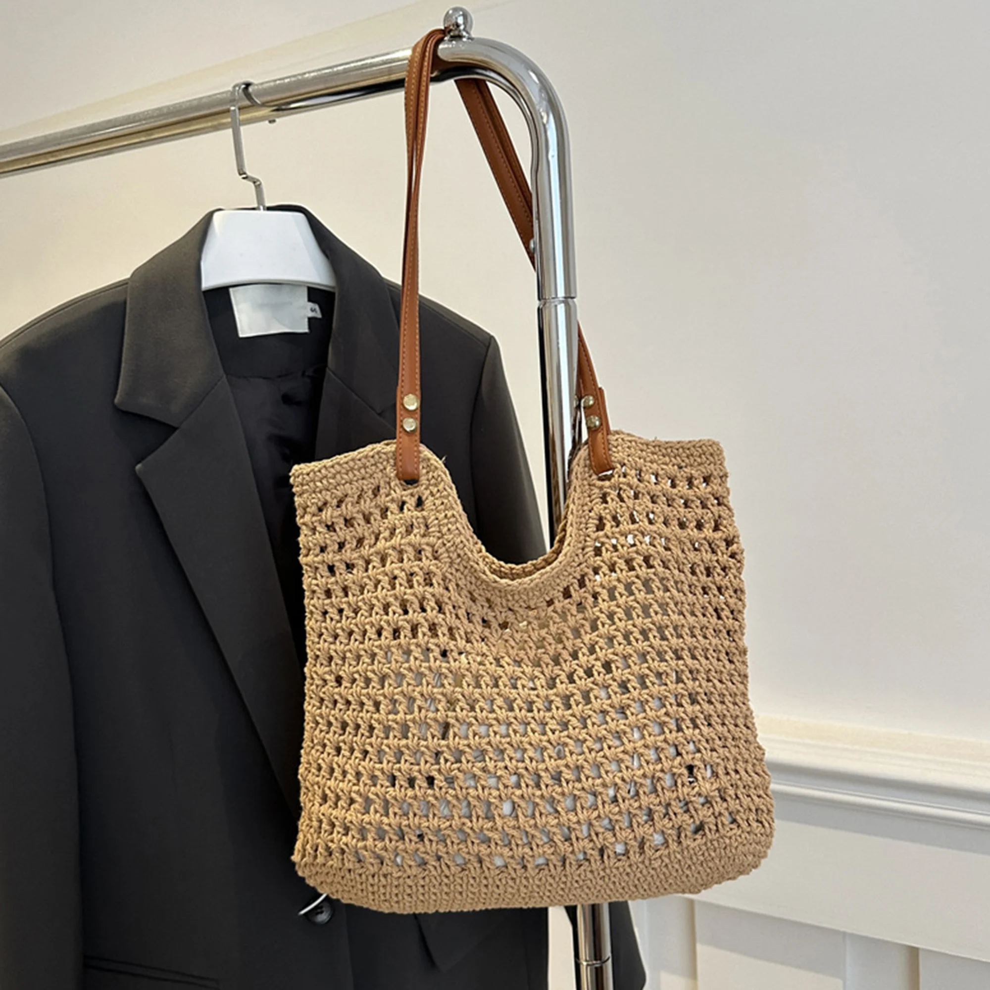 حقيبة كتف على الشاطئ على الطراز البوهيمي حقيبة كتف كروشيه عتيقة مع تصميم مجوف وحقيبة يد واسعة للإجازات الصيفية