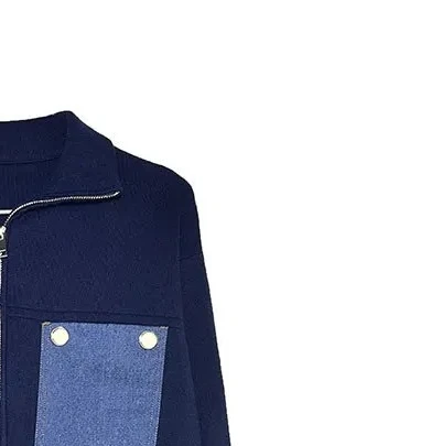 

Women's collared long-sleeved pullover sweater with pocket details, stylish sporty top