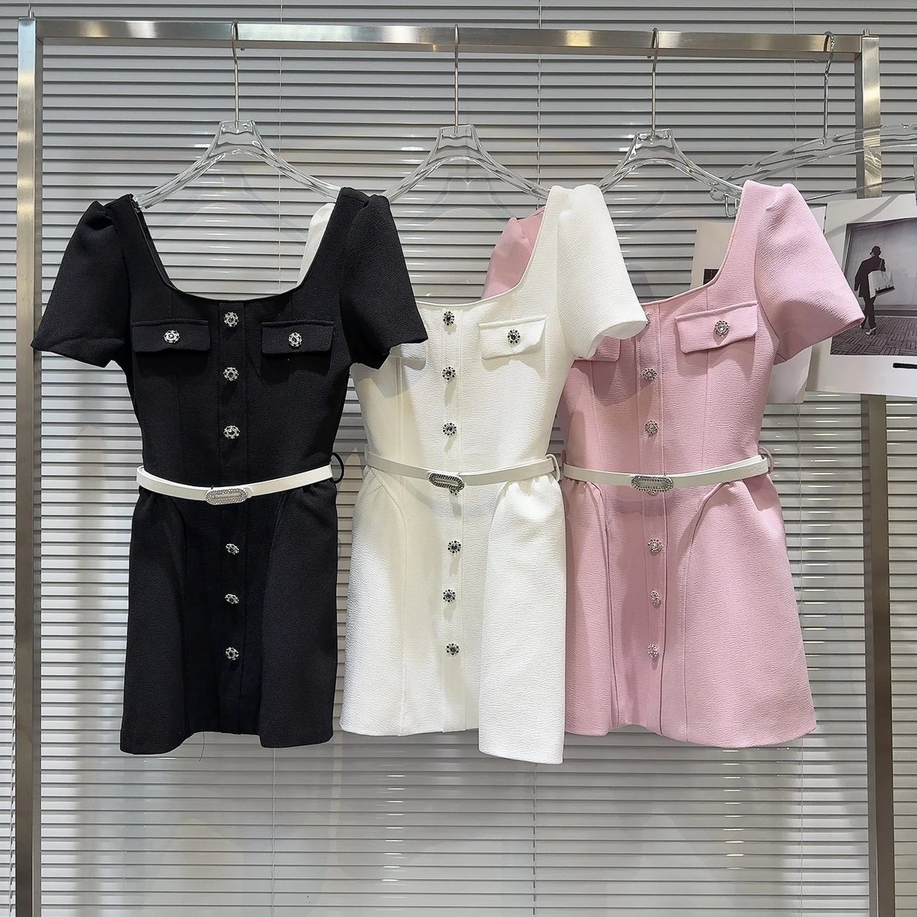 Primavera 2026 Novo Sle Little Fraance Wind U-Ne Diamond Bule Cintura com cinto Slim Fit Or Sve Dr Cintura alta Linha A...