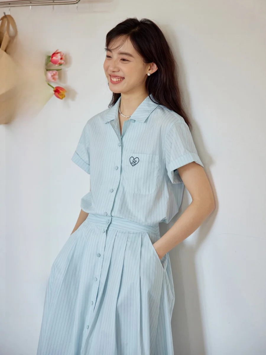 

Летний комплект из светло-голубой полосатой рубашки и юбки для женщин: модный хлопковый ансамбль из двух предметов с коротким рукавом и юбкой средней длины