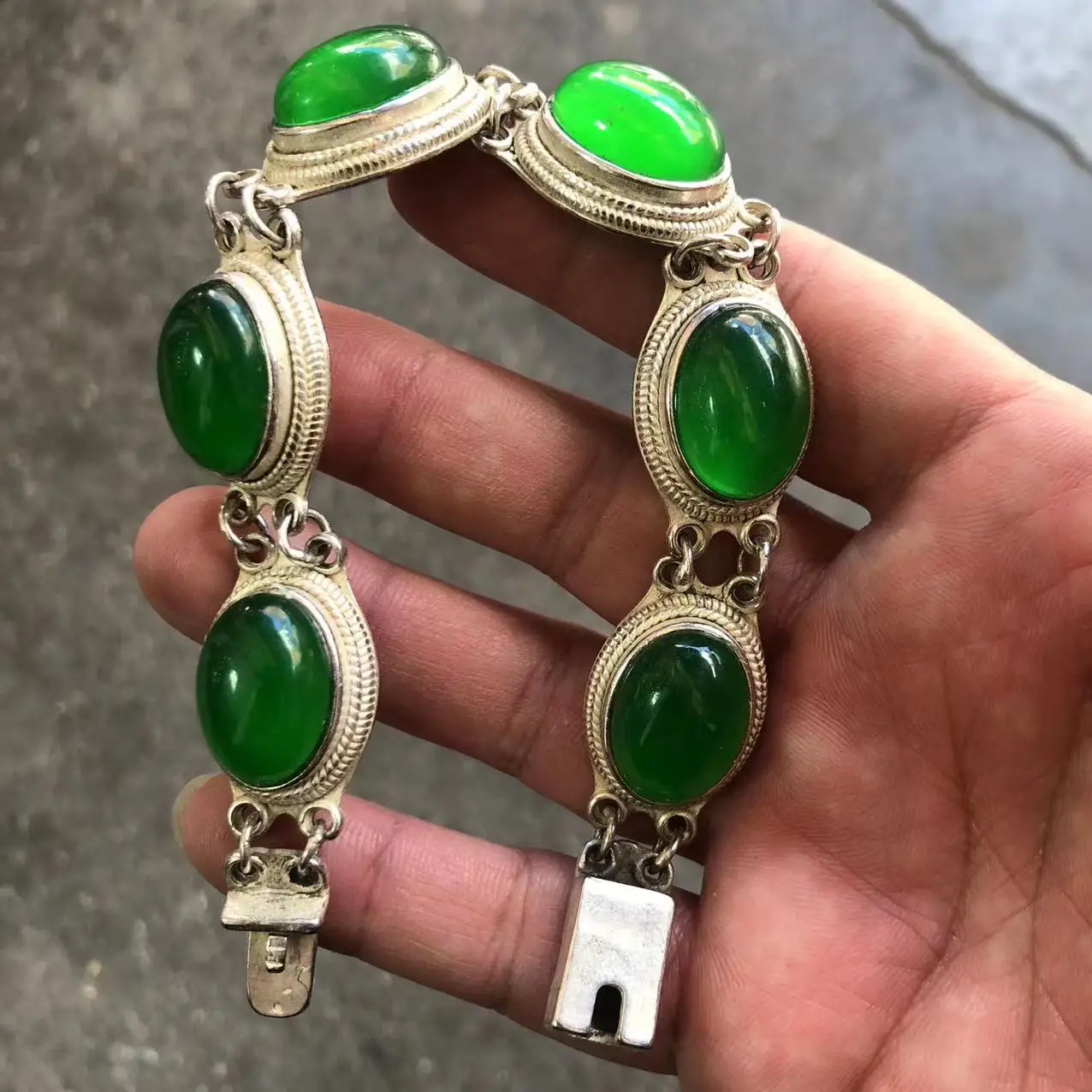 Natural jadeite bracelet with hand-carved 6 Beautiful jade beads