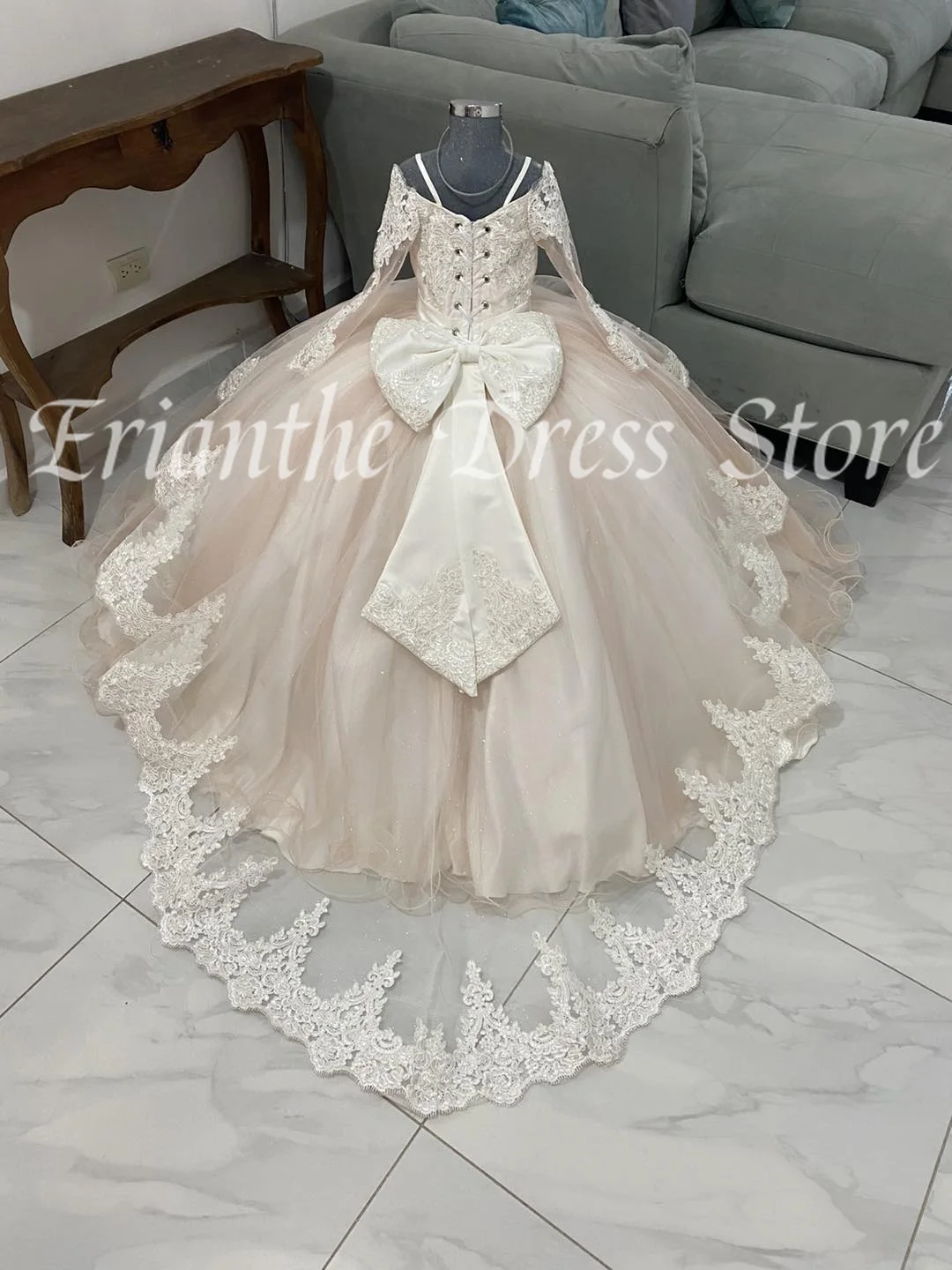 

Элегантное тюлевое пышное платье с бантом для девочек-цветочниц на свадьбу, кружевная аппликация, детские бальные платья для дня рождения, первого причастия на заказ