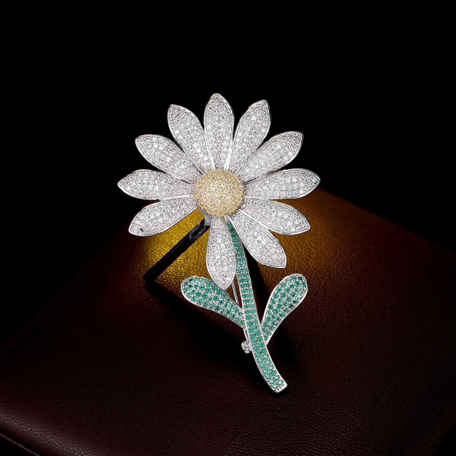 

Luxury Cubic Zirconia Daisy Sunflower Brooch Cloth Pin for Women Wedding Engagement Party Jewelry Accessories Birthday Gift