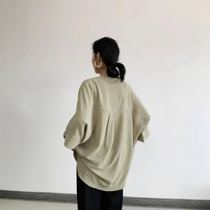 เสื้อผู้หญิงทรงหลวม แขนค้างคาว คอวี แฟชั่นเกาหลี สไตล์เรียบง่าย ใส่ได้หลายโอกาส สำหรับฤดูร้อน ปี 2025