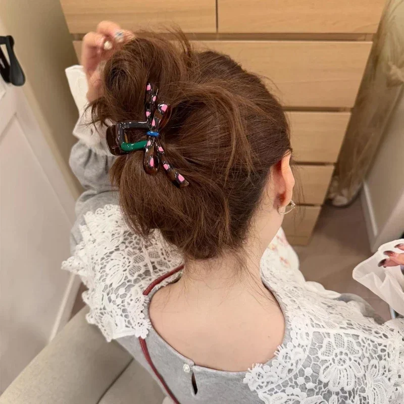 

2025 Новая женская мода, универсальный цвет, средний зажим в виде акулы, ретро-трендовый темпераментный зажим