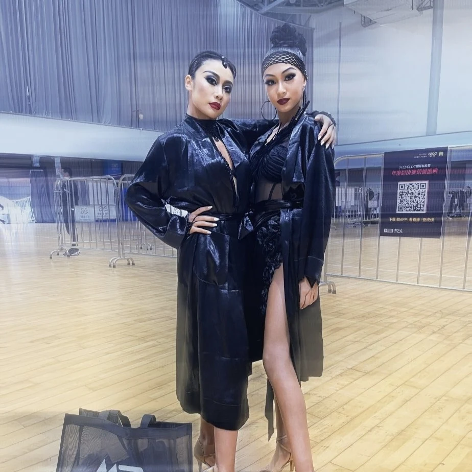 2025 Abrigo largo de competición de baile latino para mujer, bata de satén negro, ropa de baile latino para adultos, ropa de carrera de bailarina profesional DNV25739