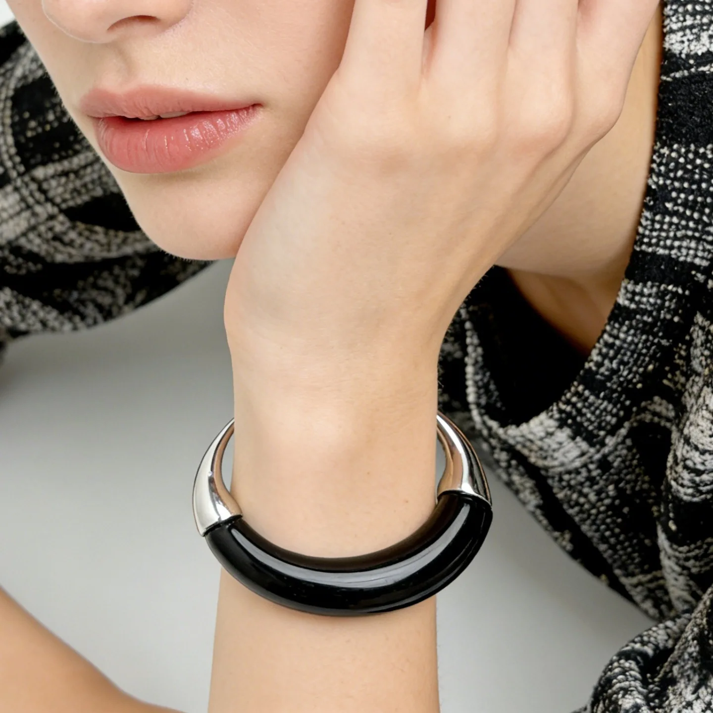 Niche design INS style minimalist black resin horn open bracelet, light luxury high-end style bracelet for women, wholesale