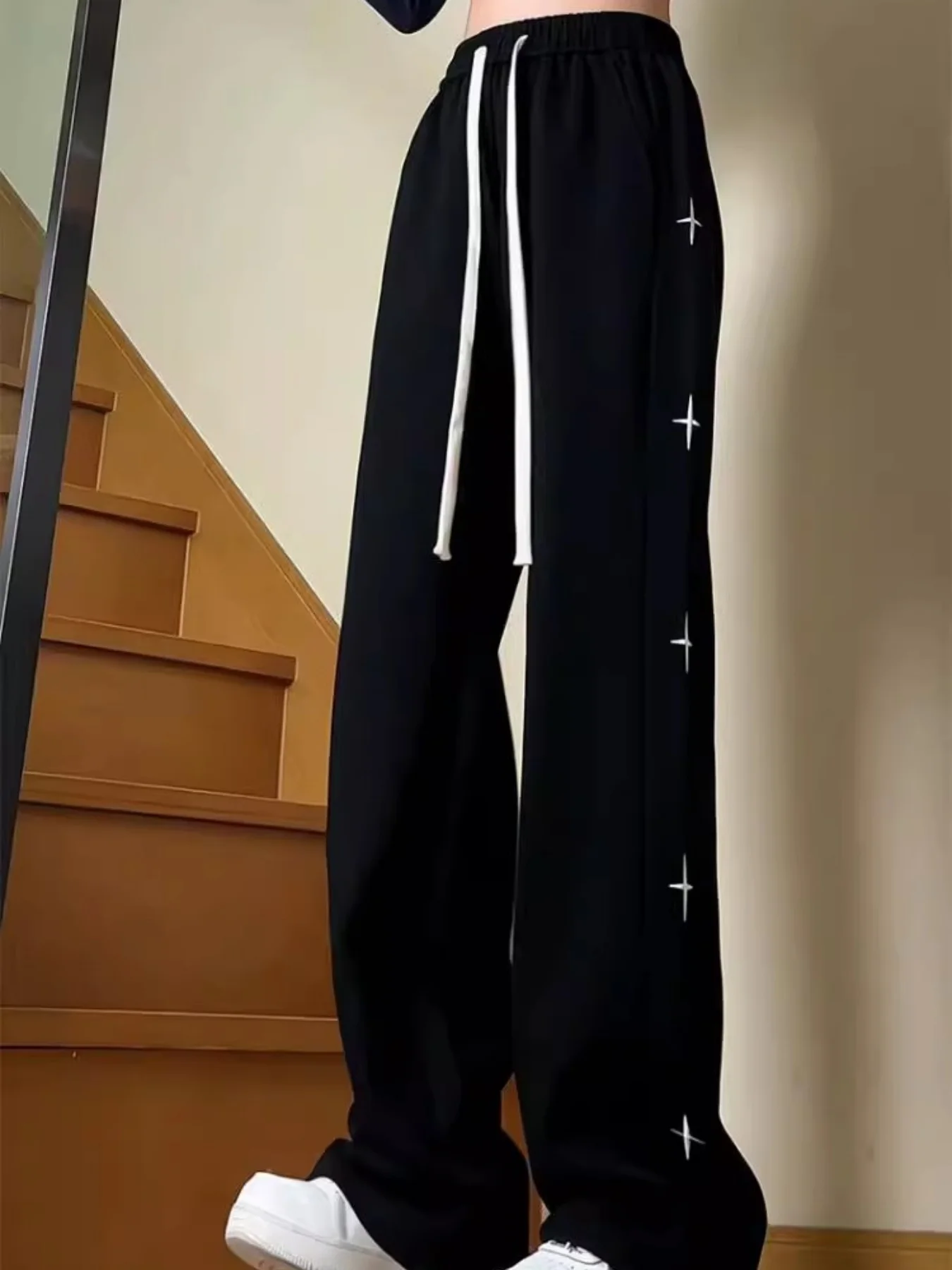 ¡Un imprescindible para otoño e invierno! Pantalones rectos de pierna ancha y gruesos con forro polar de estilo americano, corte holgado que no recoge la forma del cuerpo, ¡adecuados para personas altas, cortas, gordas ni delgadas ~ ¡El interior forrado de forro polar es suave, cómodo y cálido, agradable para la piel y caliente! Versátil para el máximo, perfecto para fitness, caminar, desplazamientos y salir, con excelente valor para dinero, ¡compra sin soporte!