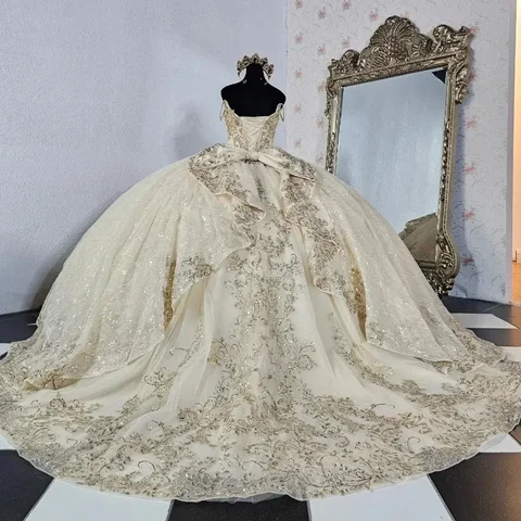 Ljus Champagnefärgade Quinceanera Klänningar 2024 Bara Axlar Spets Applikation Tyll Balklänning Födelsedagsfest Sweet 16 Festklänningar 15 A 8 best sales champagnefärgade quinceanera-klänningar - №3