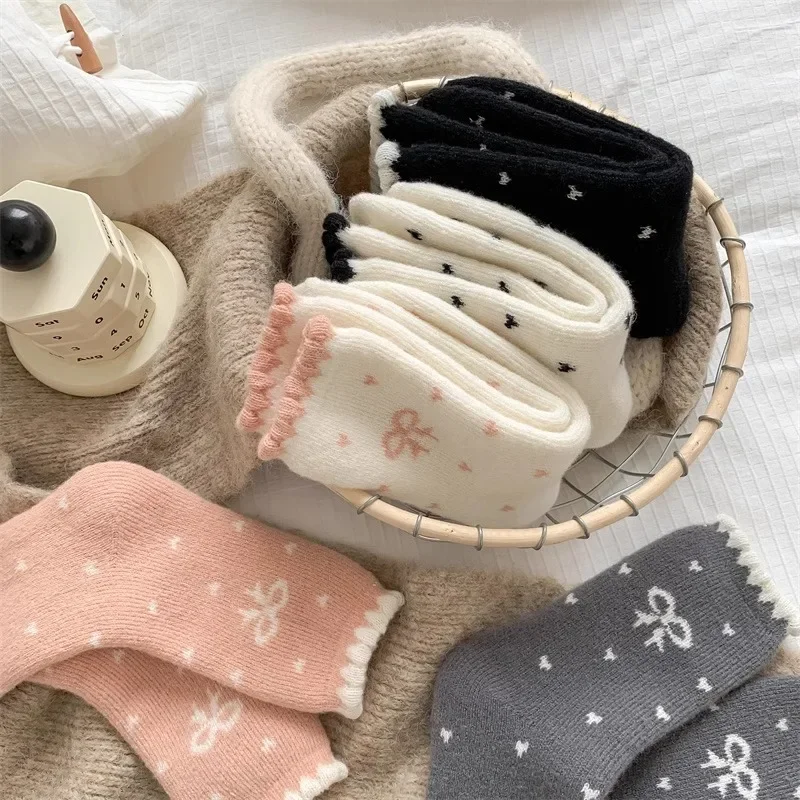 5 Paar Mix koreanischen Stil süße Schleife Plüschsocken Damen 2025, Winter warme pelzige Polka Dot Socken Damen dicke Baumwollstrümpfe