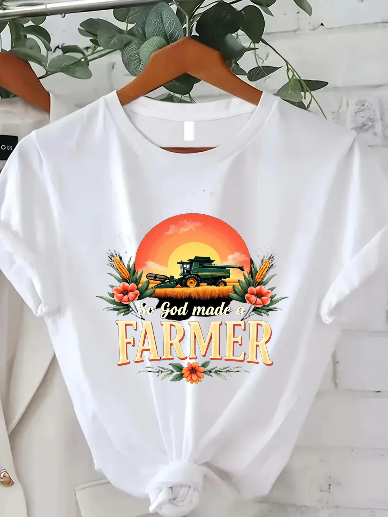 

Удобная женская футболка с принтом "Рустикальная футболка «So God Made a Farmer» со сцены урожая и цветочным узором"