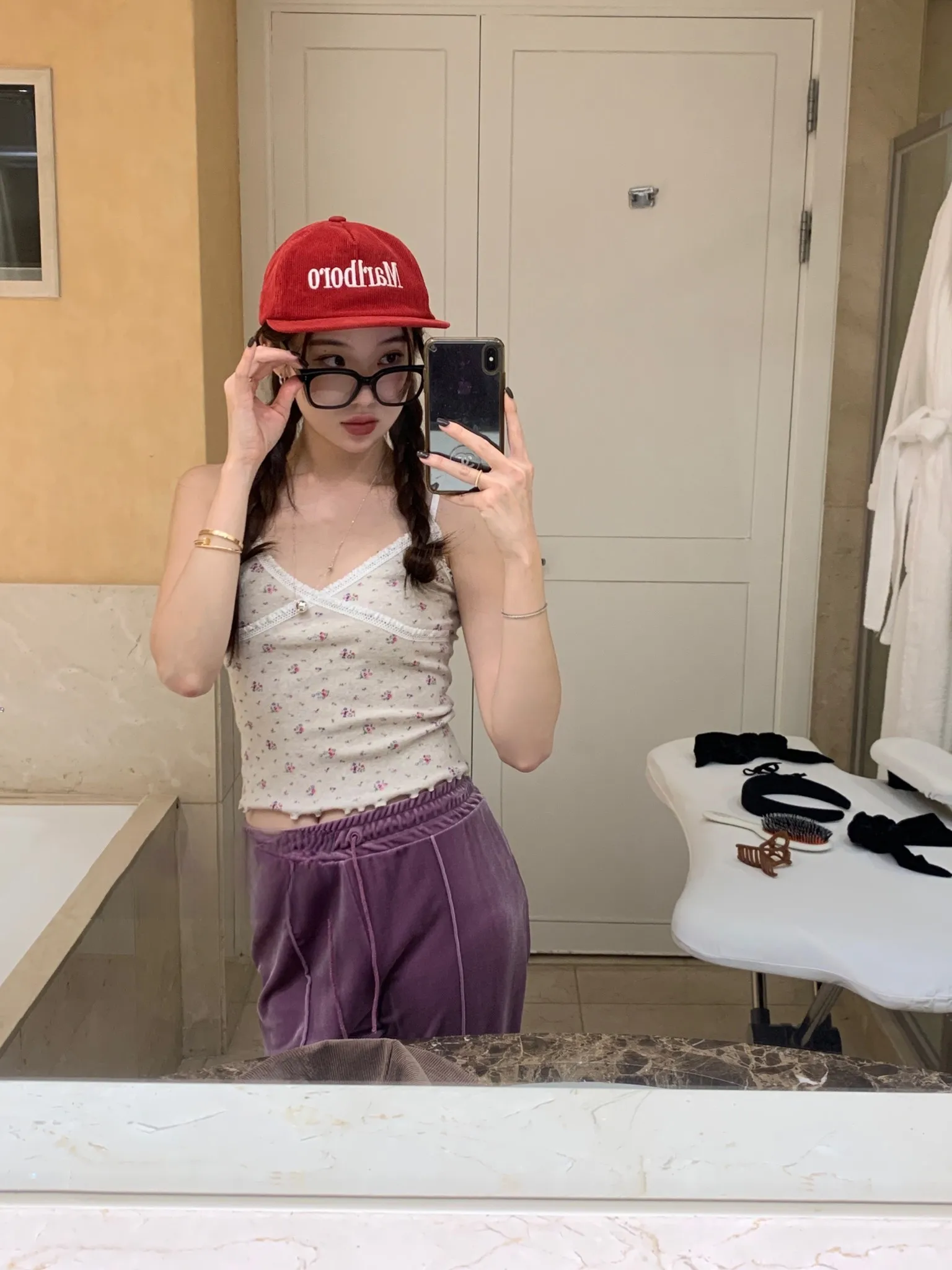 قميص داخلي نسائي فريد من نوعه بتصميم زهري كلاسيكي من الدانتيل، نحيف ومتعدد الاستخدامات وبسيط التصميم للنساء الشابات