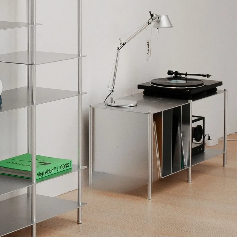 Storage shelf The edge of the bookshelf is a futuristic minimalist CD shelf.