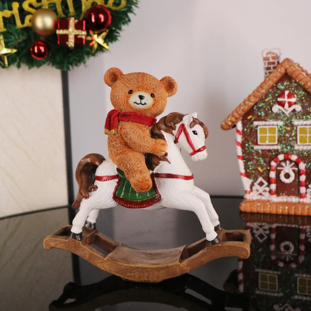 Niedliche Bärenfigur auf Schaukelpferd für Weihnachtsdekoration, Schaukelpferd-Skulptur aus Kunstharz, Ornamente für Zuhause, Feiertage und Partys – Detail 2
