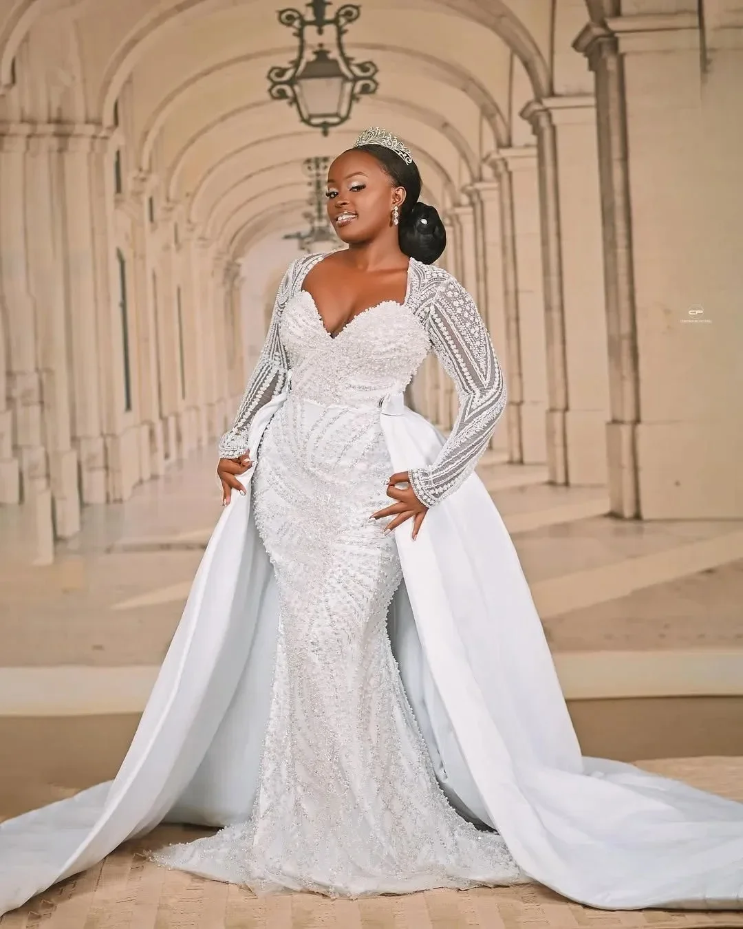 Suknia ślubna w stylu syreny plus size na zamówienie, z długimi rękawami, odpinanym trenem, dekoltem w serce, długimi rękawami, zdobiona koralikami, koronką i warstwami.