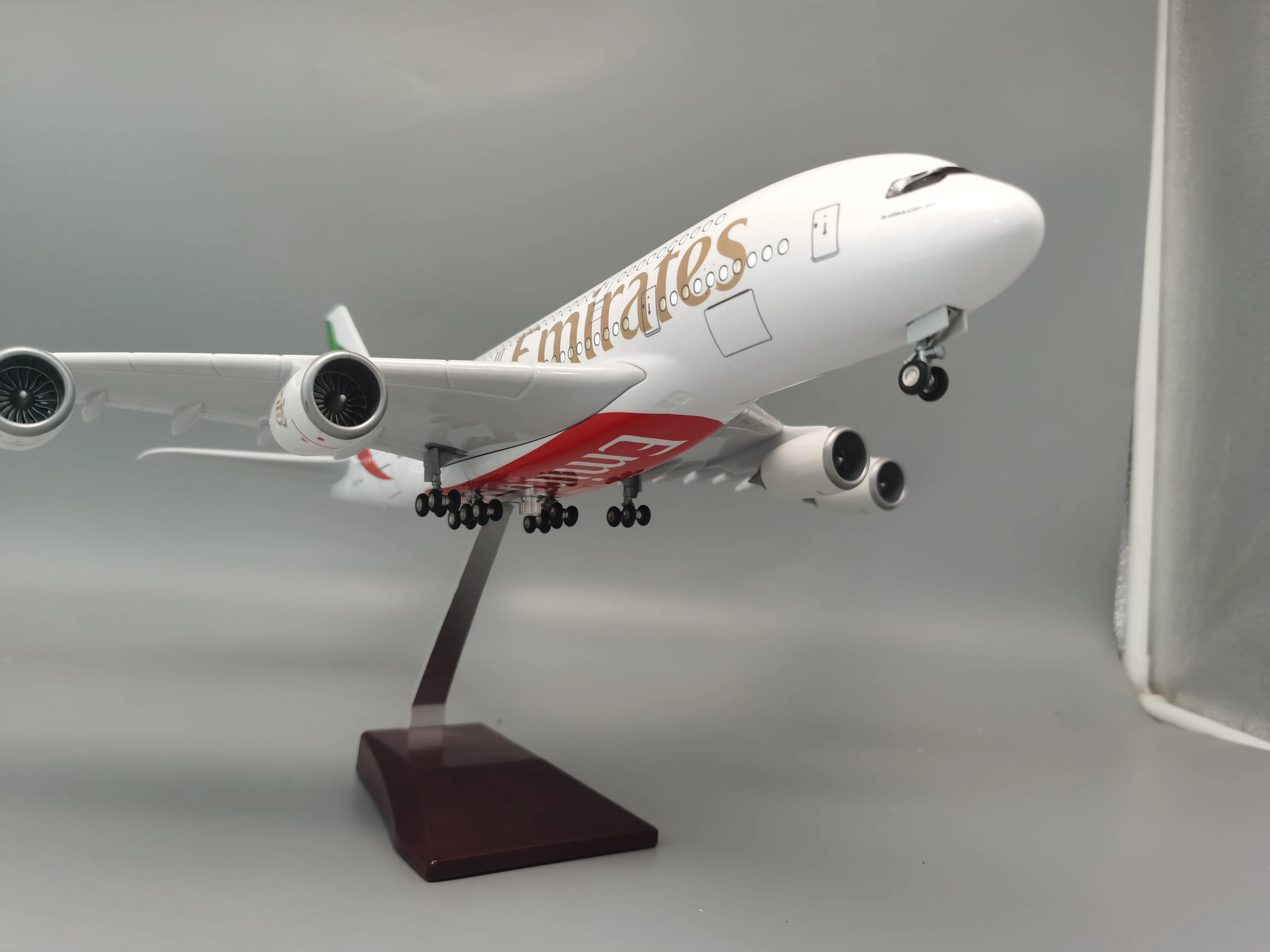 2024 New Painted 1/160 Scale Diecast Model A380 Emirates Airways Resin Airplane With Light Toy Airline Collection Display Gifts