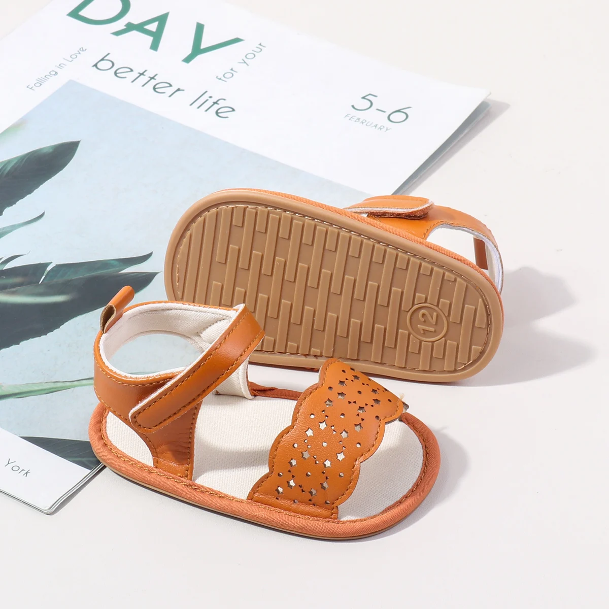 Babyschoenen in nieuwe stijl voor 0-1 jaar oud, geschikt voor zowel jongens als meisjes, ademende sandalen om te leren lopen
