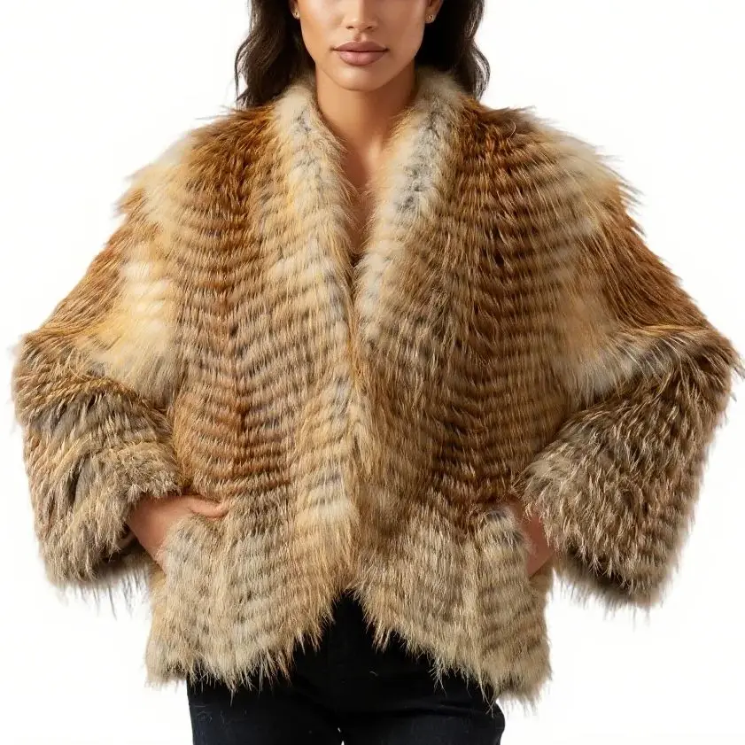 

Настоящее натуральное меховое пальто из красной лисы. Полосатая куртка с рукавами девять четвертей и v-образным вырезом. Серебристая лиса. Золотой остров. Лиса.