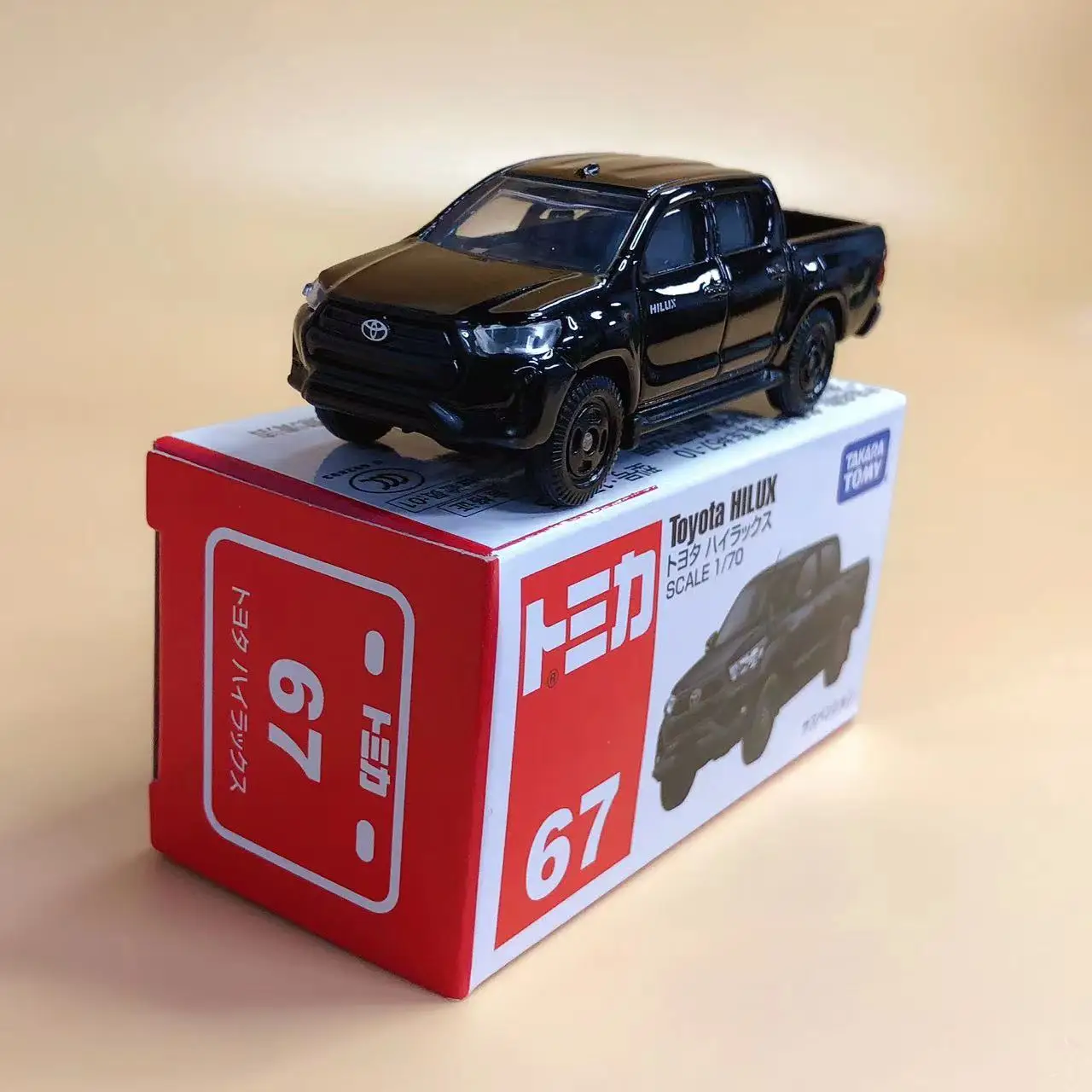 TOMY Tomica No. 67 Toyota Hilux pickup truck transport truck alloy car model boy toy