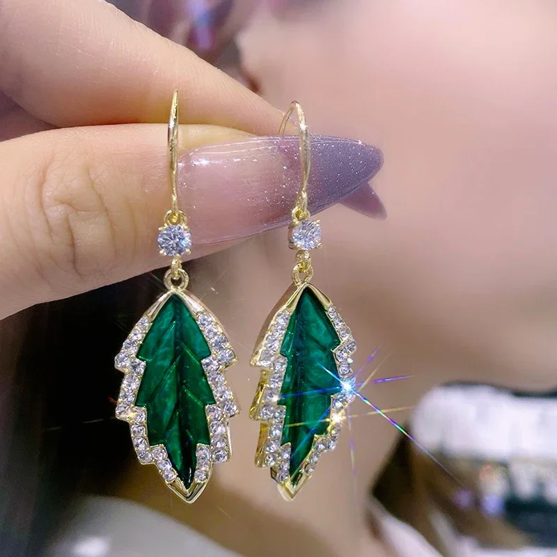

New Unique Green Leaf Pendant Gold Color Ear Hooks for Women 2024 Fashion Trend Elegant Temperament Ladies Party Jewelry Gift