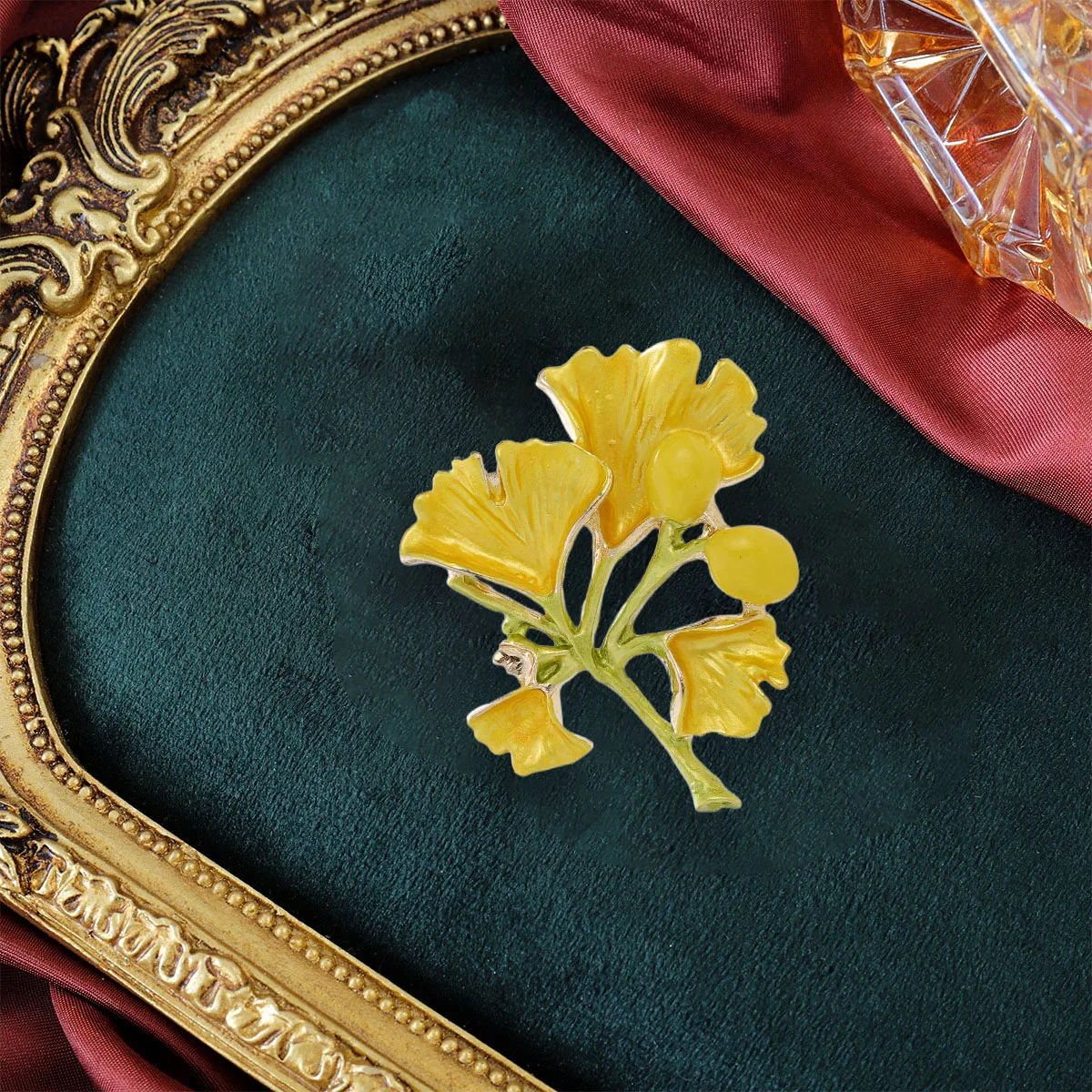 Simple retro alloy drip oil ginkgo brooch, light luxury and high-end feeling, plant chest flower temperament brooch accessory