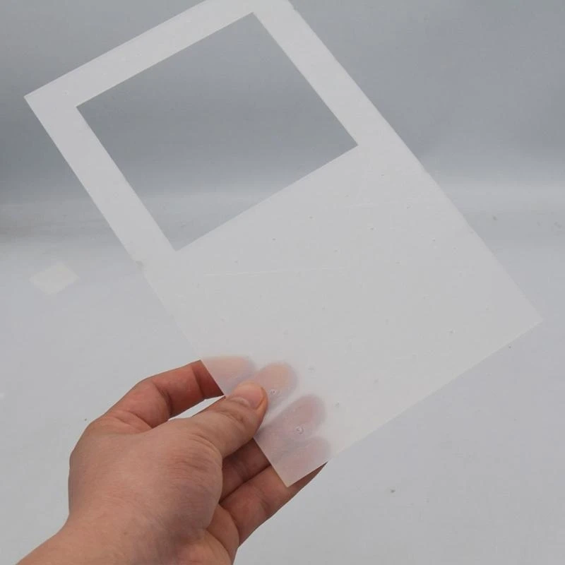 رف عرض مجوهرات التجزئة عن حامل المجوهرات الأكريليك مع قاعدة خشبية