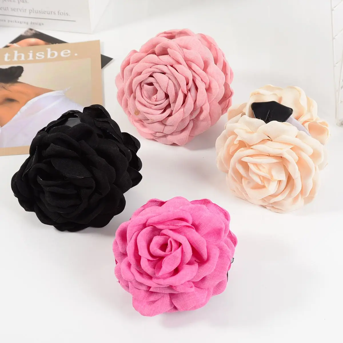 Vintage-Haarspange aus einfarbigem Stoff, modisches Haaraccessoire für Mädchen, dreidimensionale Rosenblüten-Haarspange für Damen, elegante Haarspange im Hai-Design, handgefertigte Haarspange mit Stoffblume, Damen-Haaraccessoire. – Detail 4