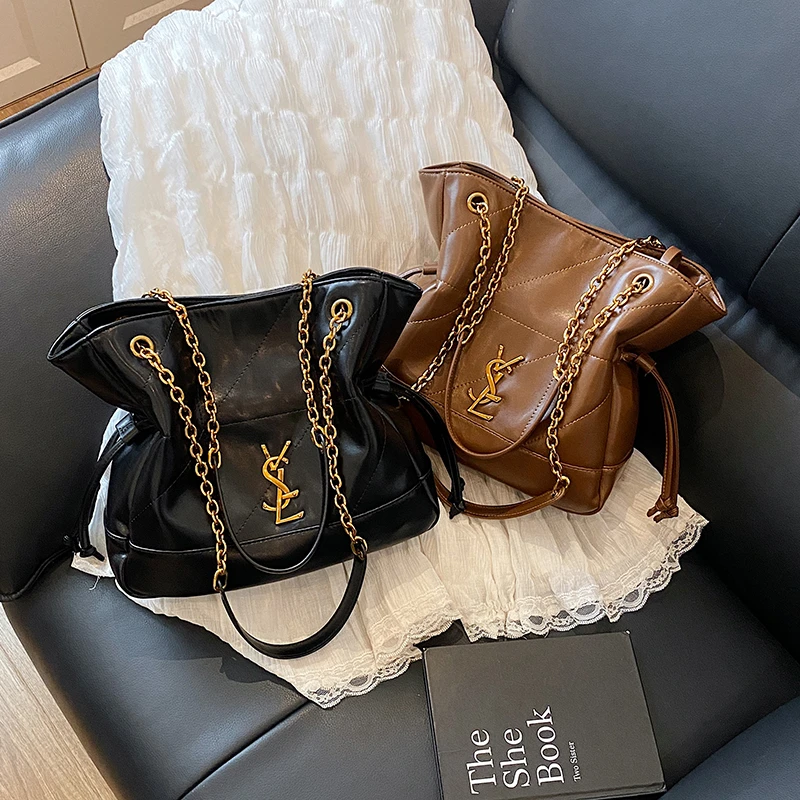 حقيبة يد كلاسيكية ذات سعة كبيرة، حقيبة كتف بحزام سلسلة شعبية فاخرة، حقيبة نسائية بسحاب واسعة ومريحة