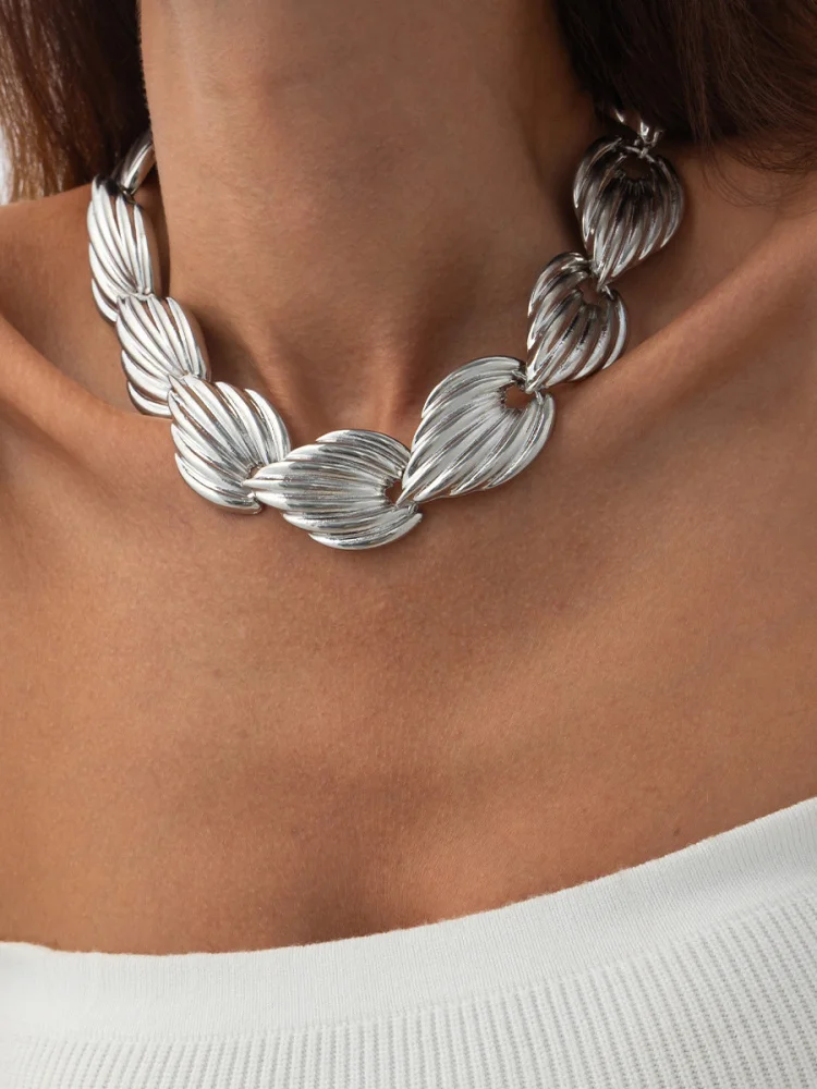 

Exaggerated ell Mosaic Clavicle Nelace Geometric Metal Texture Design Faion Jewelry Alloy Material No Pendant for Women