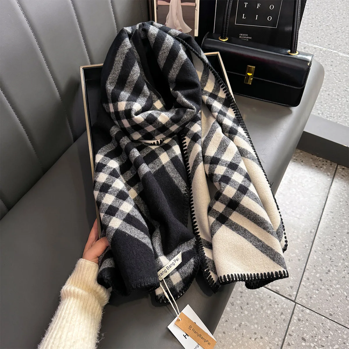 Quan Zhixian Same Sle Line Scarf Women Winter 2024 New Thickened Warm Talma Black and White Plaid Scarf Men