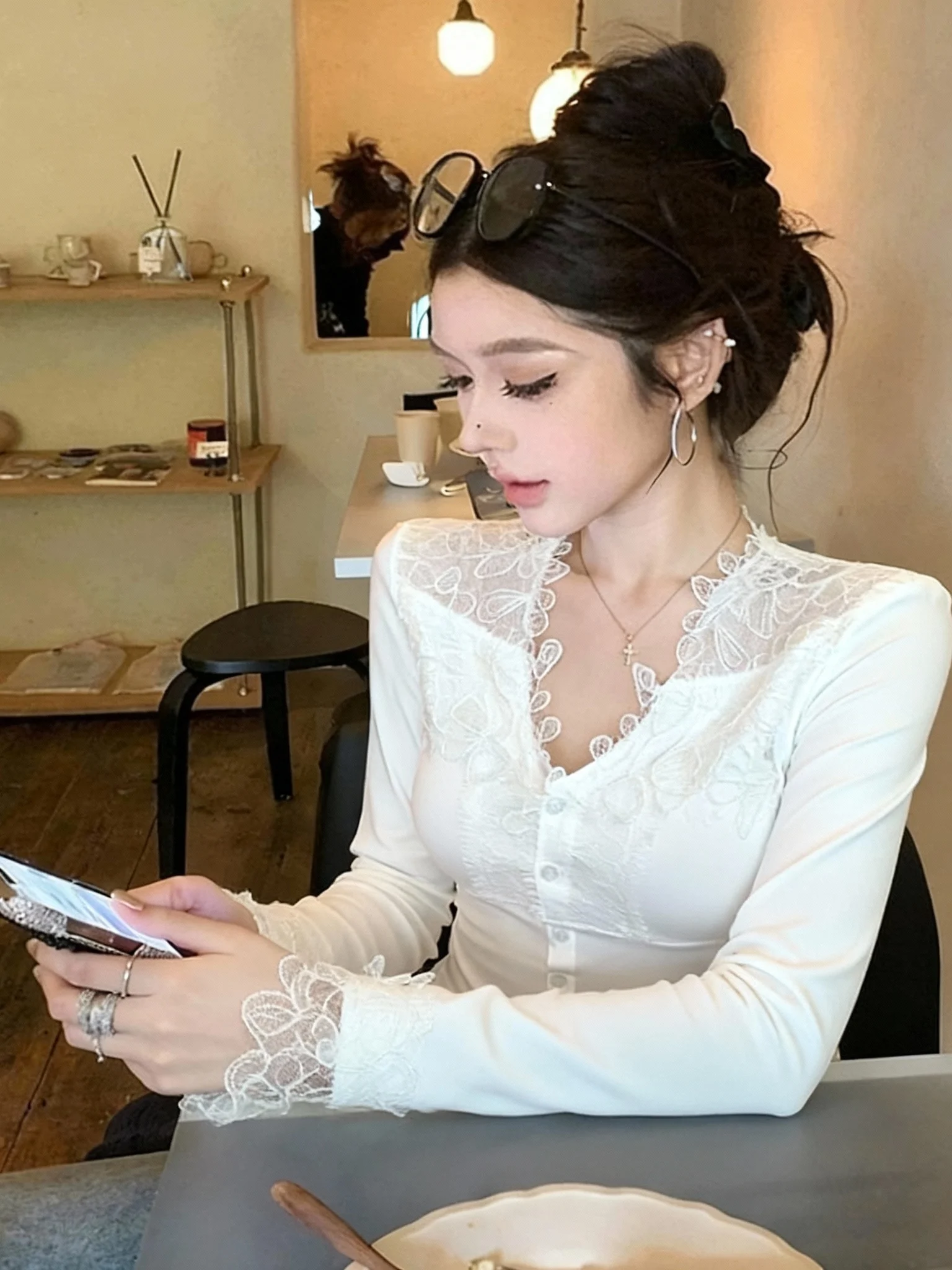 

Элегантная женская блузка Nicole Rose с кружевной вышивкой, V-образным вырезом, длинными рукавами, приталенного кроя, в нежном стиле, белая, для ношения под одеждой