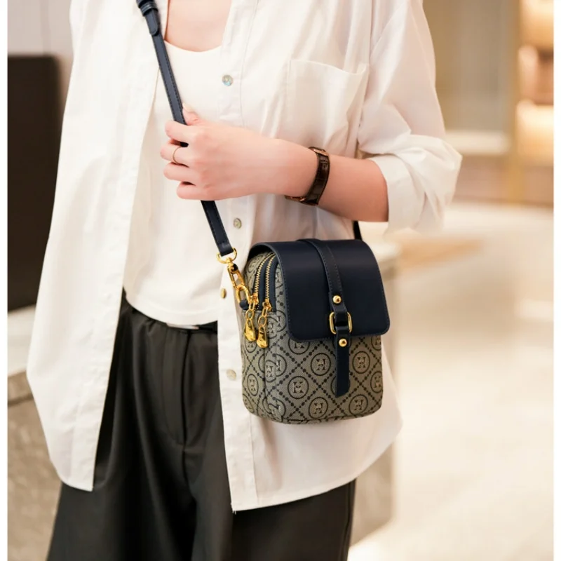 

Lightweight vintage-print bucket crossbody with adjustable chain strap & polished metal fittings, portable build for casual trip